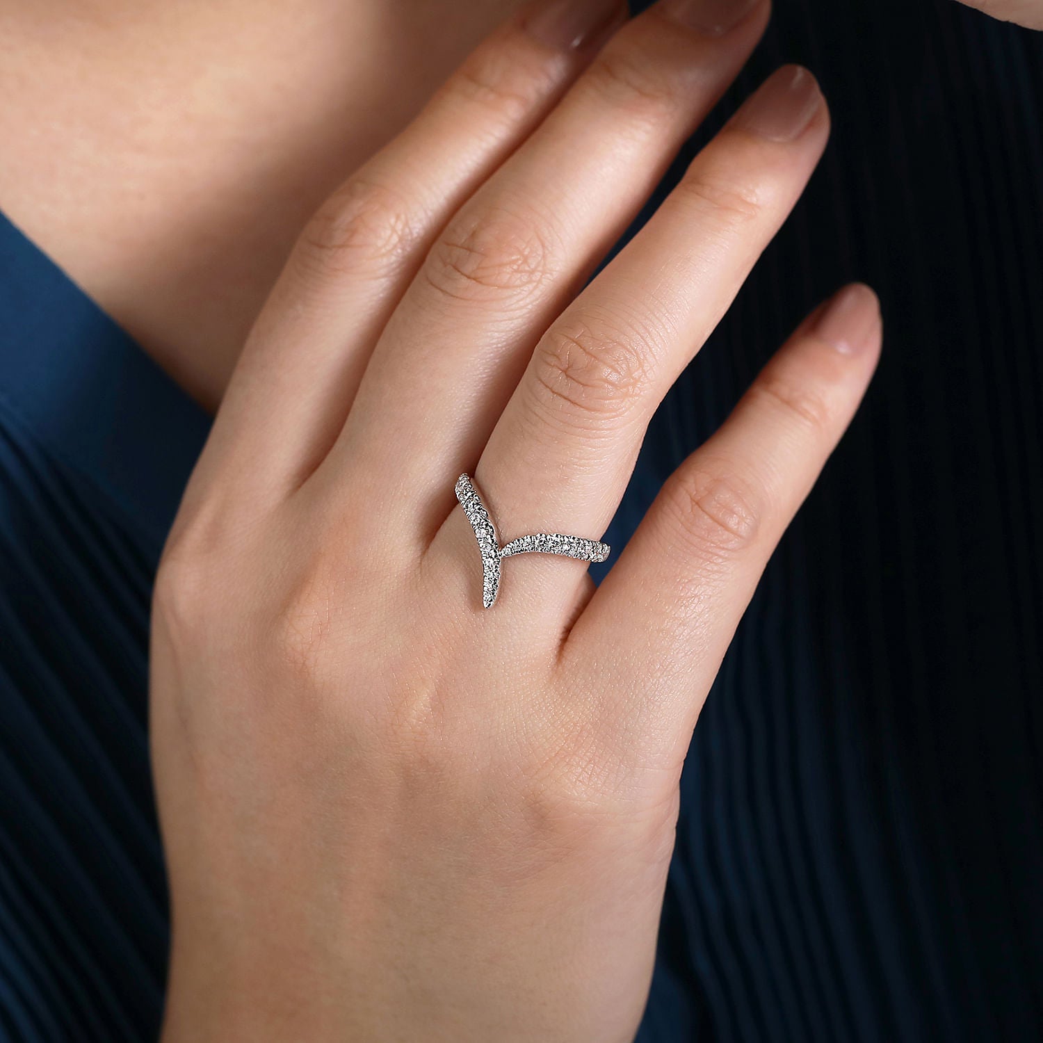 Diamond V-Shaped Bypass Ring